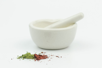 在孤立的白色背景上用红色化妆粉化妆刷