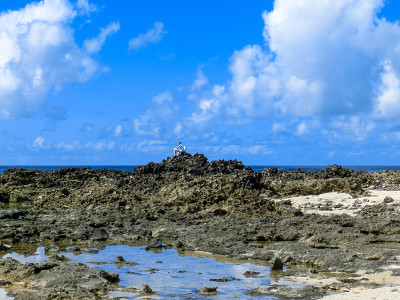 岩石海岸和蓝天，绿岛，台湾
