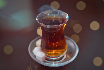 阿塞拜疆传统armudu玻璃杯中的茶。阿塞拜疆红茶与复古的白色桌子。土耳其红茶梨形玻璃，传统阿塞拜疆