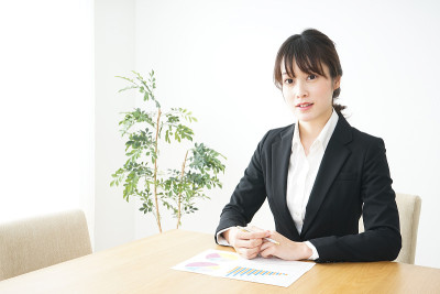 年轻的女店员