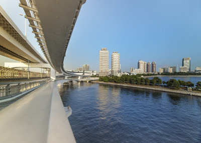 台场湾，台场公园和远处的海滩。