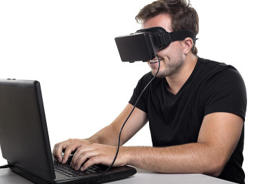 绑定在电脑上的VR玩家