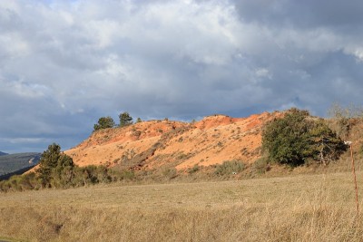红赭石土地或赭石土地在Corbières，法国