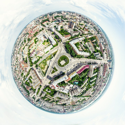 空中城市景观十字路口和道路，房屋，建筑物，公园和停车场。阳光明媚的夏日全景图