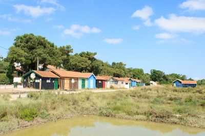 法国奥勒隆岛上的彩色小屋
