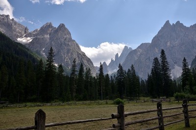 费斯卡利纳山谷的壮观山峰