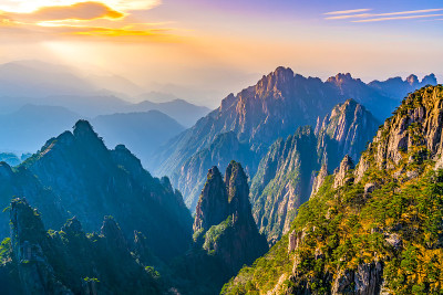 中国美丽的黄山晨曦和远处的背景
