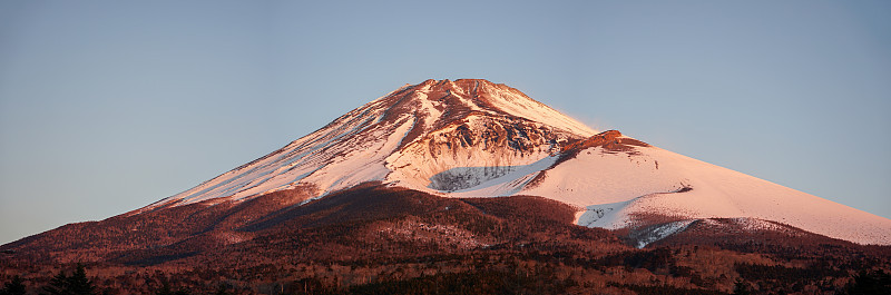 在水津冢公园(Mizugatsuka Park)的停车场上，我欣赏着富士山(mount . Fuji