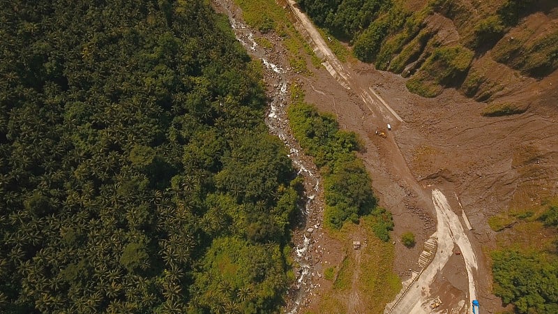 山中公路上的滑坡。Camiguin岛菲律宾