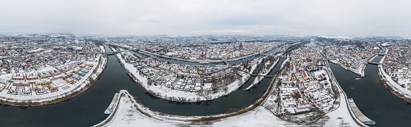 德国巴伐利亚州雷根斯堡市的全景，多瑙河，大教堂和石桥在冬天的冰雪