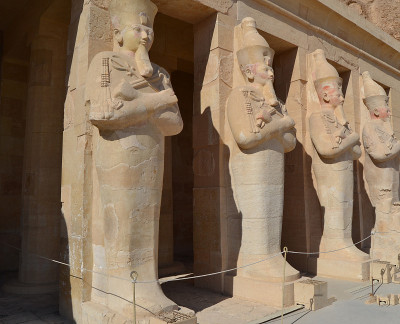 来自埃及卢克索的哈特谢普苏特(Deir el-Bahari temple)古埃及法老庙中的四尊巨大雕