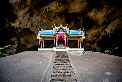 泰国帕拉雅·那空洞，Khua Kharuehat亭庙，位于泰国巴育普·基里汗Khao Sam Roi