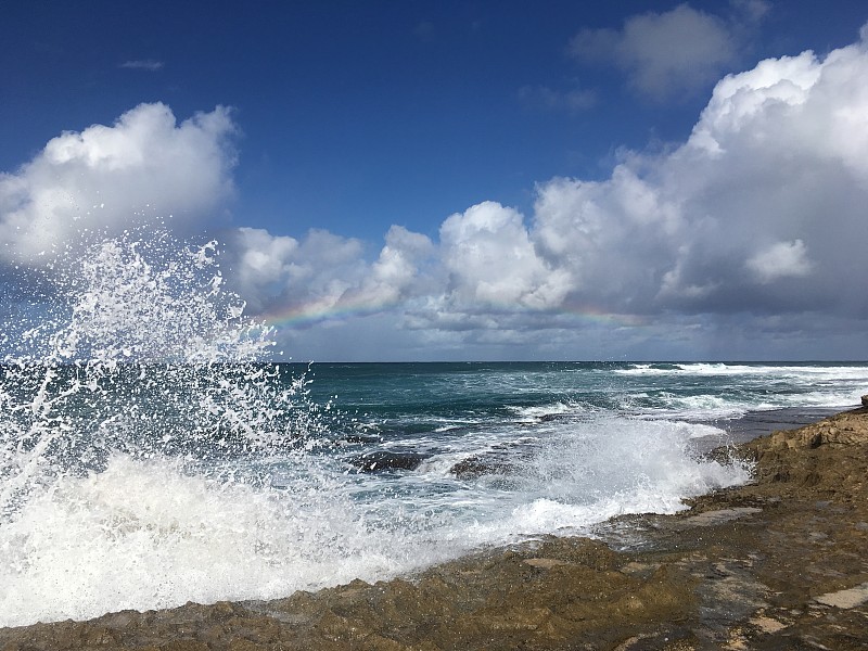 夏威夷考艾岛冬季雨天的波利黑尔海滩。