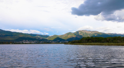 法国科西嘉自然保护区L'Etang de Biguglia湖全景图。旅游度假理念。