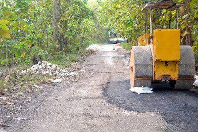 修路，修补受损的道路