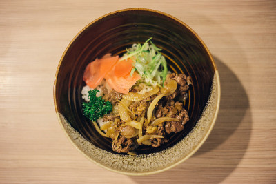 特写日本牛肉饭在碗里，俯视图食物
