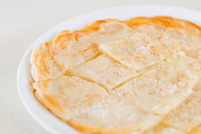 Roti Canai倒入炼乳并洒上
