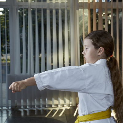 空手道黄带运动员训练手拳
