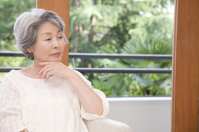 一位资深女性在想