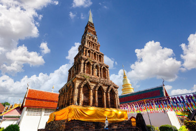 七彩灯节和灯笼在Loi Krathong在Wat Phra That haripunchai