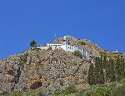 Panagia katakkrymeni修道院，位于希腊阿尔戈斯的拉里萨山的斜坡上