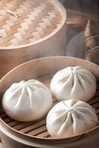 传统竹蒸笼中的中国馒头