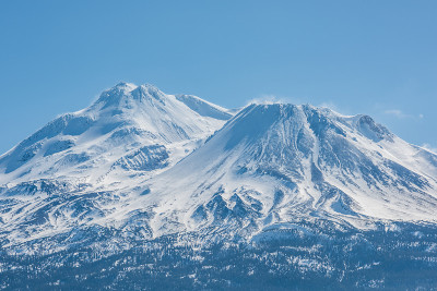 冬天白雪皑皑的沙斯塔火山