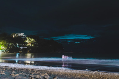 泰国普吉岛夜晚的卡塔海滩