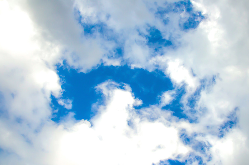 在高空，深蓝色的大气，白色的云，轻的空军基地，在网底休息，放松