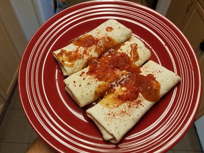 红盘子里的墨西哥卷饼配辣酱和辣椒粉