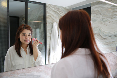 女人在浴室化妆