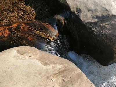 水在岩石间流动