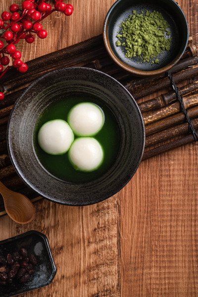 抹茶大汤圆和抹茶汤放在木桌上。