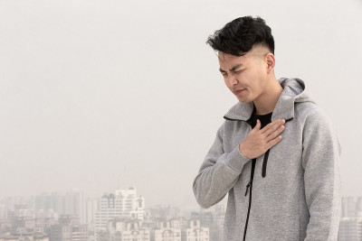 男人感到胸部疼痛