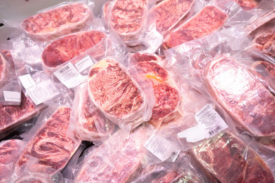 真空包装的牛肉在超市出售