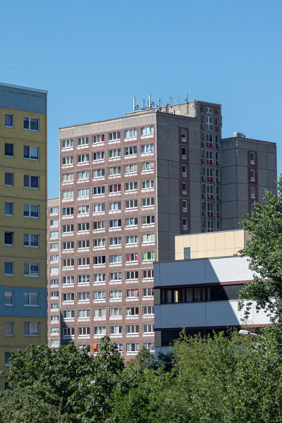 莱比锡地区典型的现代化住宅Grünau拥有蓝天，建筑来自上世纪70年代和80年代的民主德国