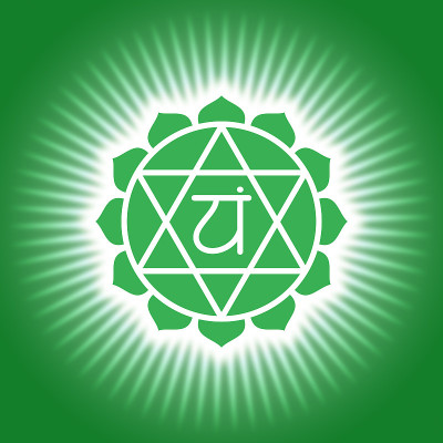 脉轮anahata。绿色闪亮的瑜伽符号。Om符号。骶图标