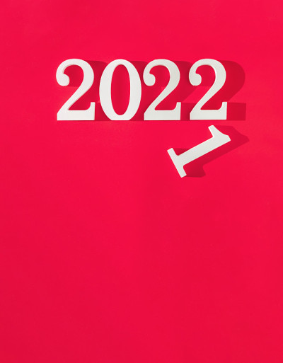数字象征着从2021年开始的转变。到2022年。在红色背景上垂直平铺构图与复制空间，最小的新年新开始