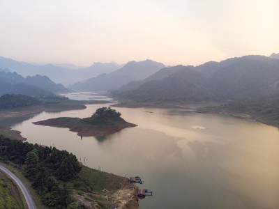 越南南杭美丽的湖和山景