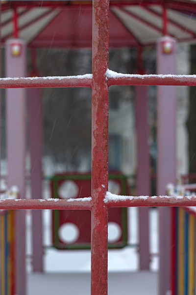 雪落在操场的金属结构上