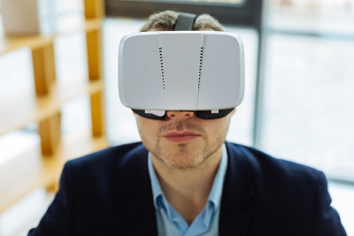 一个帅气的男人戴着3d眼镜的肖像