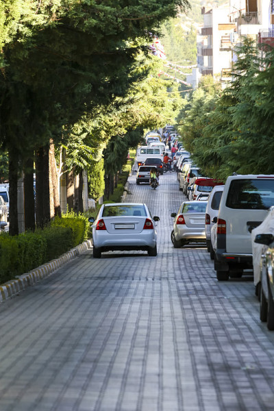 汽车停在石砌道路上