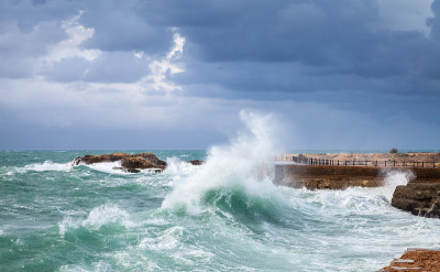 海岸景观与大浪