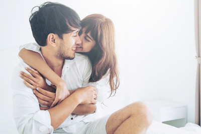 一对幸福的年轻夫妇在家里的卧室里放松。