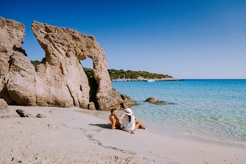 希腊克里特岛伊斯特隆Voulisma海滩热带海滩，一对夫妇在希腊度假