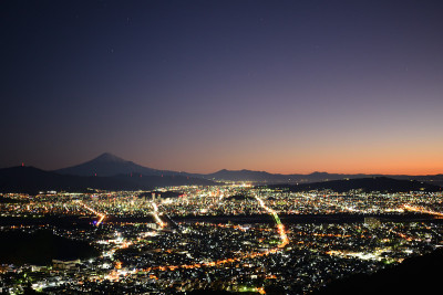 那是晨光照耀在韩国落基山顶的富士山