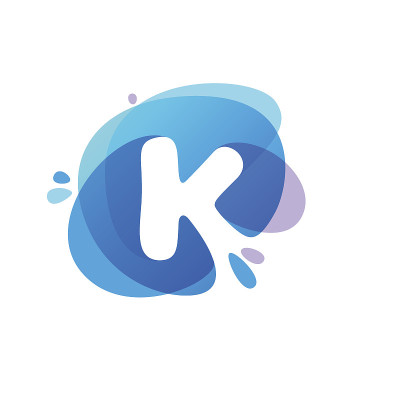 字母K图标在蓝色水飞溅的背景。