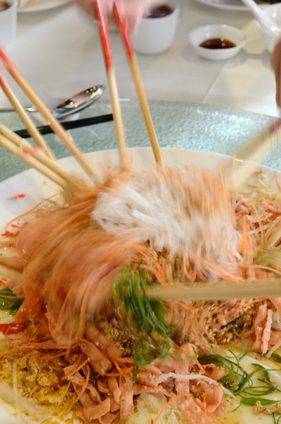中国新年有一道特别的菜叫“玉生”或“Yee Sang”