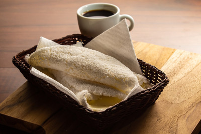 两杯木薯粉和一杯咖啡。