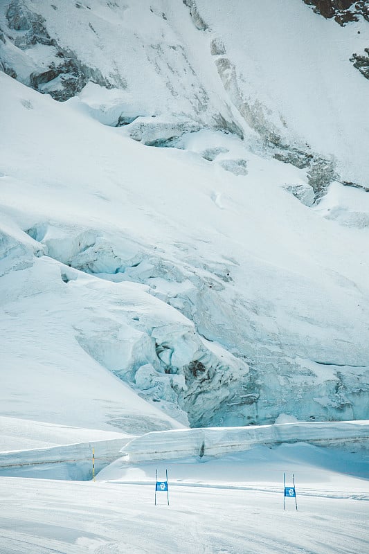 高山大门在滑雪胜地。